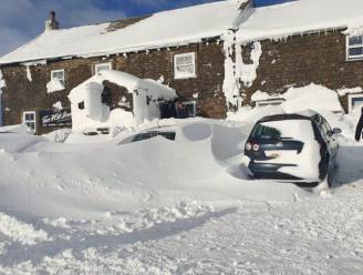 Klanten van hoogst gelegen pub in Engeland al drie dagen ingesneeuwd