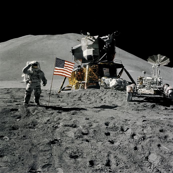 Astronaut James Irwin salueert vanaf de maan in augustus 1971.