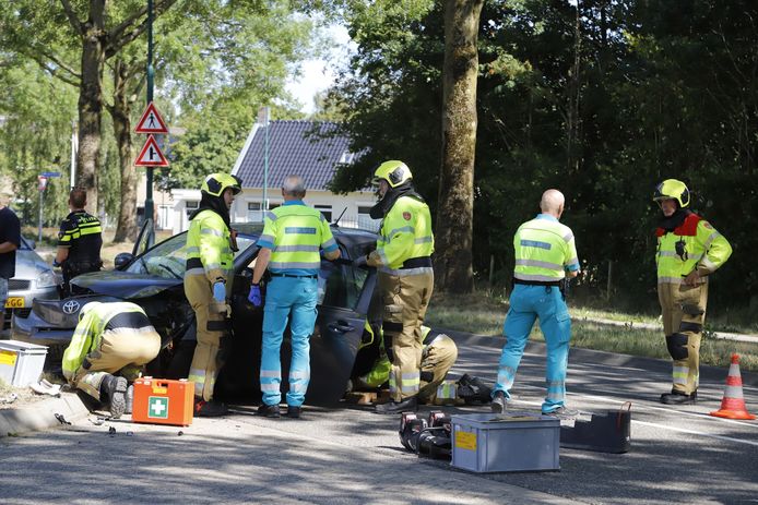 De brandweer moest het slachtoffer uit haar auto bevrijden na een eenzijdig ongeval aan de Hapsebaan in Cuijk.