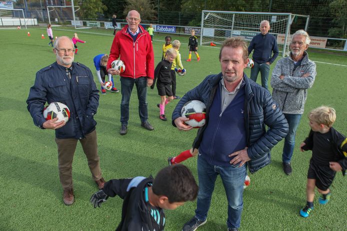 De voetbalbestuurders op het veld van VV Kockengen. Van links naar rechts: Bram Griffioen (NiTA), Bert van der Meijden (VV Maarssen), Dick Verweij (DOB), Fons Hilhorst (VV Kockengen) en Kees Neervoort (DOB).