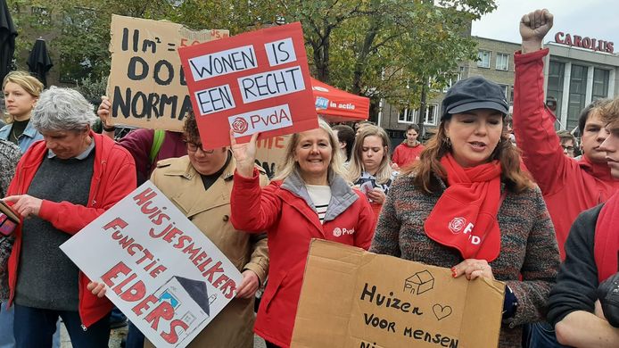 Esther-Mirjam Sent, landelijk partijvoorzitter PvdA (in rode jas) protesteert namens de partij mee op het Plein '44 in Nijmegen.