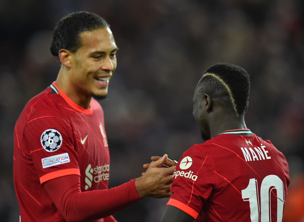 Sadio Mané viert zijn treffer met Virgil van Dijk.