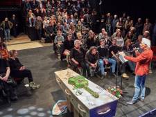 Het allerlaatste optreden van de overleden Osse gitarist Léon Hoeks 