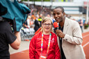 Gregory Sedoc en een deelneemster bij de opening van de Special Olympics.