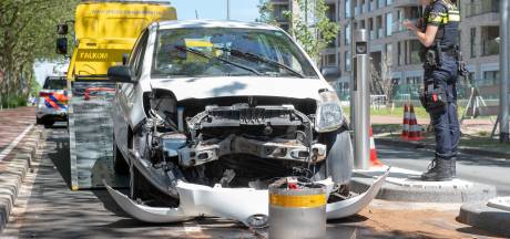 Ramptoeristen zitten eerste rij om auto’s op ‘horrorpollers’ te zien klappen: ‘Dit is gewoon pesten’