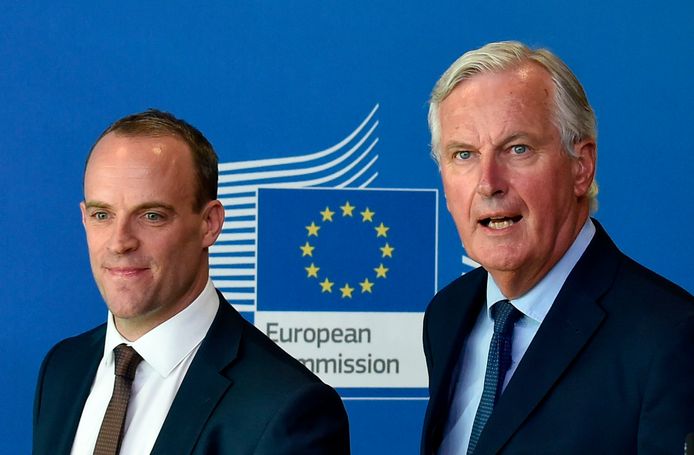 Michel Barnier (rechts) en Dominic Raab (links).