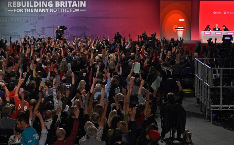 De derde dag van het Labour partijcongres in Liverpool. De leden stemden dinsdagavond met grote meerderheid in met een motie waarin de partij zich tegen een brexit zonder goede overeenkomst met Brussel uitspreekt. Beeld AFP