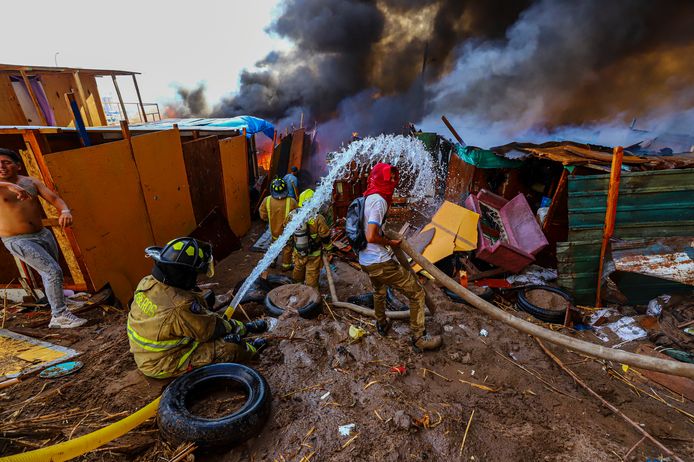Meer dan 400 mensen zijn dakloos nadat hun huizen in de nederzetting Laguna Verde in de staf Iquique in de vlammen opgingen.