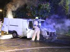 Twaalfde autobrand in Leidschendam, ook in Den Haag gaat busje in vlammen op