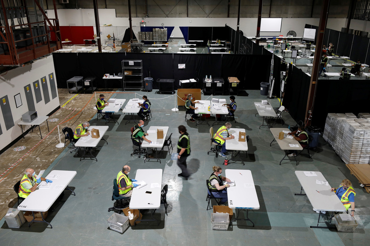Medewerkers zijn aan het werk om de verkiezingen ordelijk te laten verlopen. Beeld REUTERS