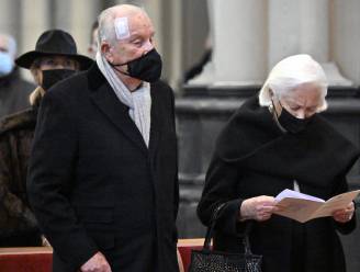 Koning Albert bijzonder slecht te been tijdens eerste openbare verschijning met prinses Delphine