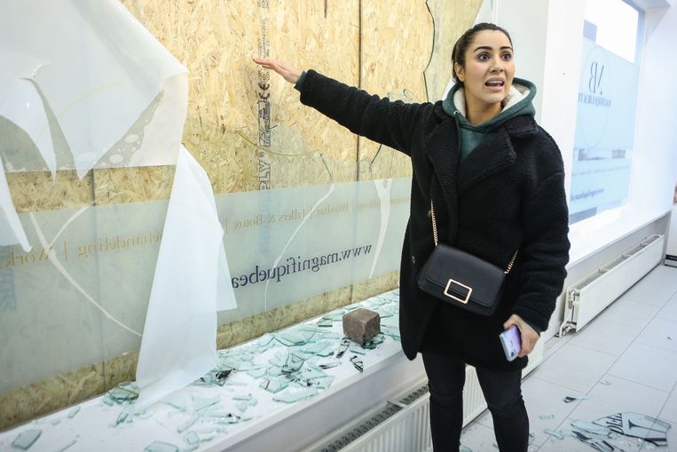 Rotterdamse winkeluitbaters meten de schade op na de hevige rellen en plunderingen.  Beeld Photo News