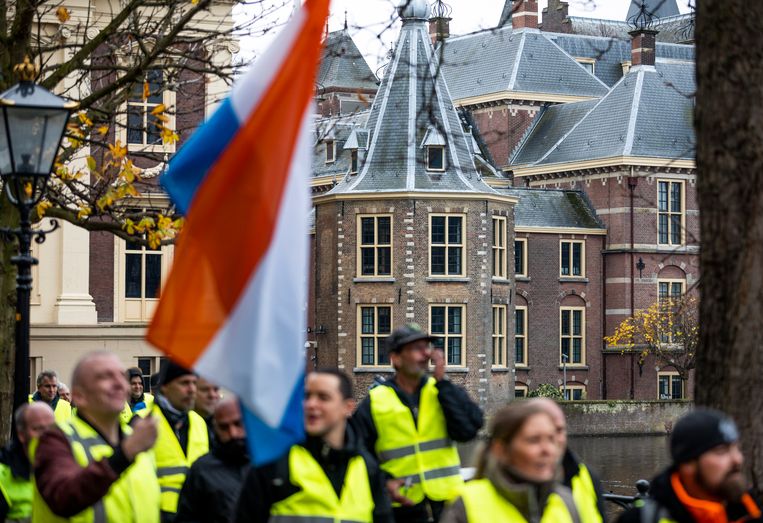 Mensen demonstreren in gele hesjes op het Plein in Den Haag in navolging van de demonstraties in Frankrijk en België uit onvrede tegen hoge prijzen voor eten en brandstof.  Beeld Freek van den Bergh