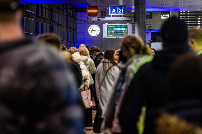 Reizigers wachten op de trein terug naar Nederland op station Antwerpen-Centraal.