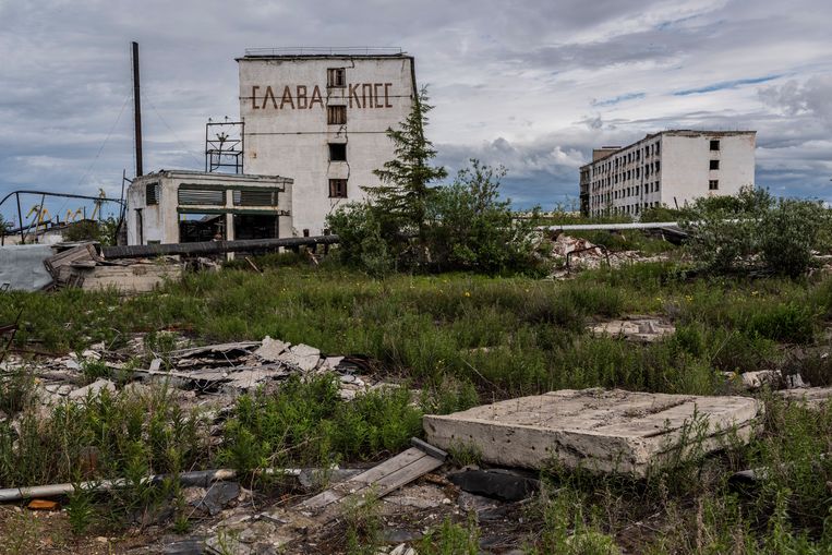 ‘Lang leve de communistische partij’, staat er op dit vervallen gebouw in Tsjerski. Beeld Yuri Kozyrev/Noor