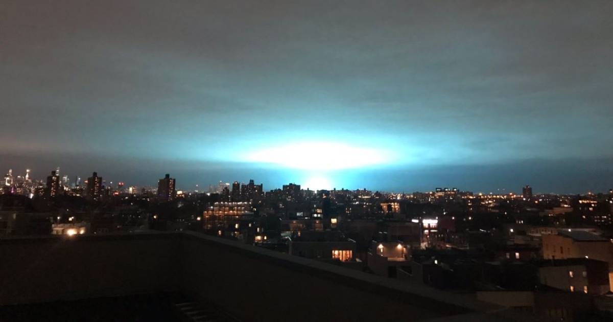 Explosion creates strange bright blue light over New York |  Abroad