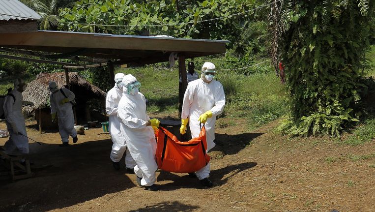 Het Rode Kruis in Liberia bergt het lichaam van een persoon die vermoedelijk aan de gevolgen van ebola overleed. Beeld epa