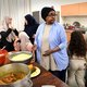 De buurt helpt, nu het crisis is: ‘Eerst moeten ze eten. Met honger kun je niet goed praten’