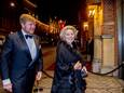 Koning Willem-Alexander en prinses Beatrix komen aan bij het DeLaMar Theater voor het Nederlands Balletgala van Stichting Dansersfonds '79.