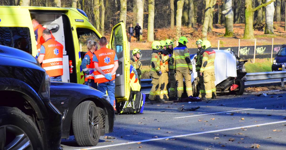 Ernstig ongeval op de A12 bij Ede, traumahelikopter landt midden op afgesloten snelweg.