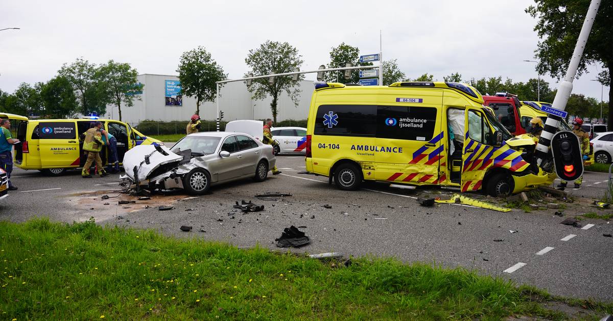 Ambulance ramt verkeerspaal na harde botsing met auto in Zwolle, automobilist moet naar ziekenhuis.