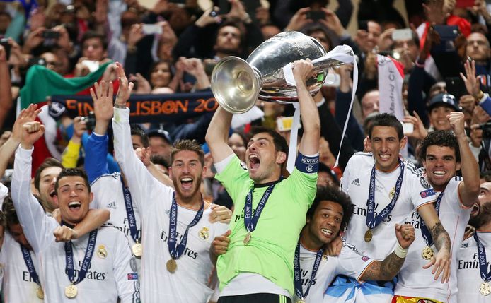 Iker Casillas (centraal in beeld) steekt de Champions League-trofee in de lucht in 2014.