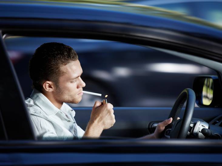 ‘Vreemd toch dat je nog wel een sigaret mag aansteken in de auto?’