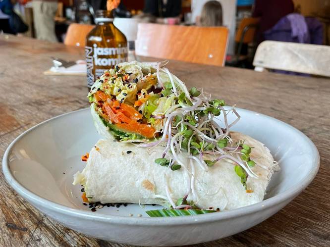 Jungle Café maakt wrap met doperwtenspread en plantaardige zallum