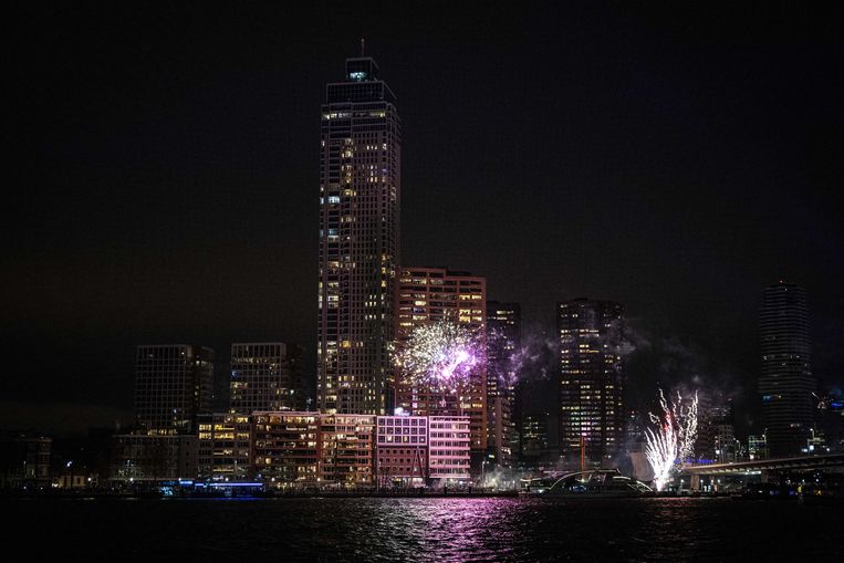 Vuurwerkliefhebbers steken vuurwerk af bij de Erasmusbrug in Rotterdam, ondanks een vuurwerkverbod. Beeld ANP