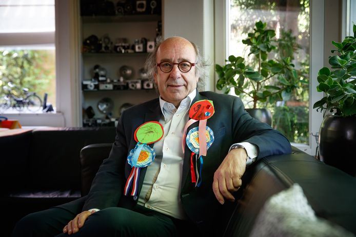 Henk Hendrikx kreeg tijdens de lintjesregen van burgemeester Jac Klijs te horen dat hij koninklijk wordt onderscheiden. De officiële versierselen volgen later, maar van het jonge kroost uit de familie heeft hij al de nodige medailles ontvangen.