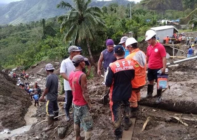Reddingswerkers zoeken nog altijd naar overlevenden na de doortocht van de tyfoon.