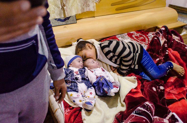 Yousef en Aya Sheikh hadden al vier dochters, maar wilden nog een zoon.  Vier maanden geleden werden de tweelingen Fatima en Mohammed geboren.   Beeld Daniela Sala