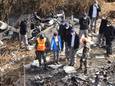 Franse leden van het onderzoeksteam vorige maand bij de wrakstukken van het neergestorte vliegtuig in Pokhara, Nepal.