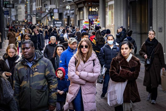 Winkelend publiek op de Kalverstraat in het centrum van Amsterdam.