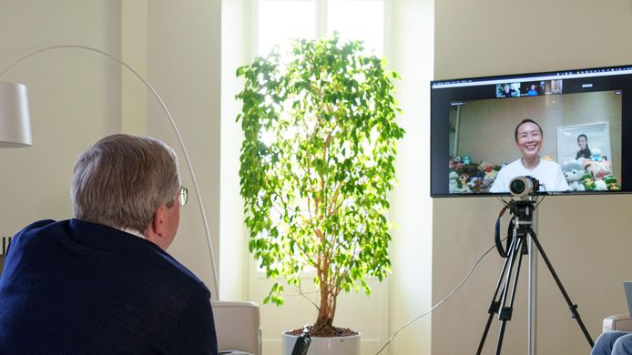 Thomas Bach via een call in gesprek met Peng Shuai.