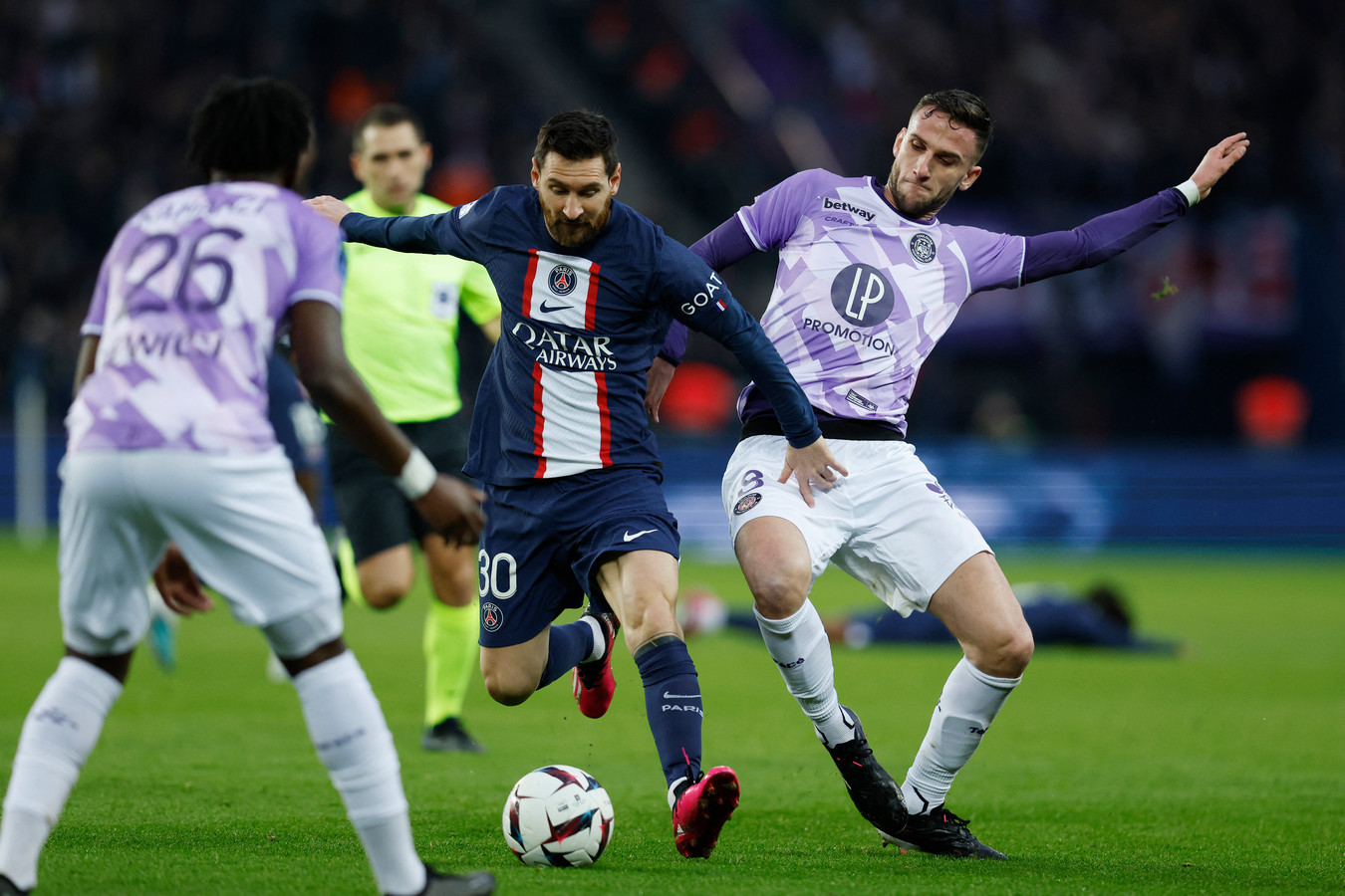 Van den Boomen in duel met Messi.