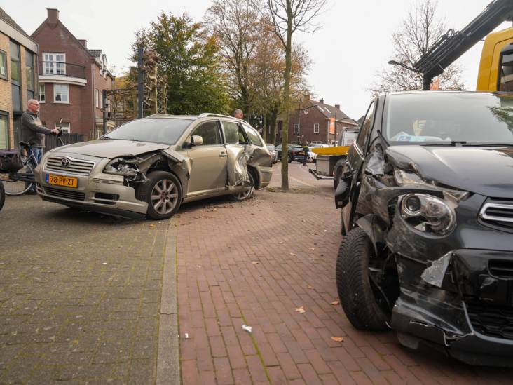 Bestuurder botst op geparkeerde auto: een gewonde