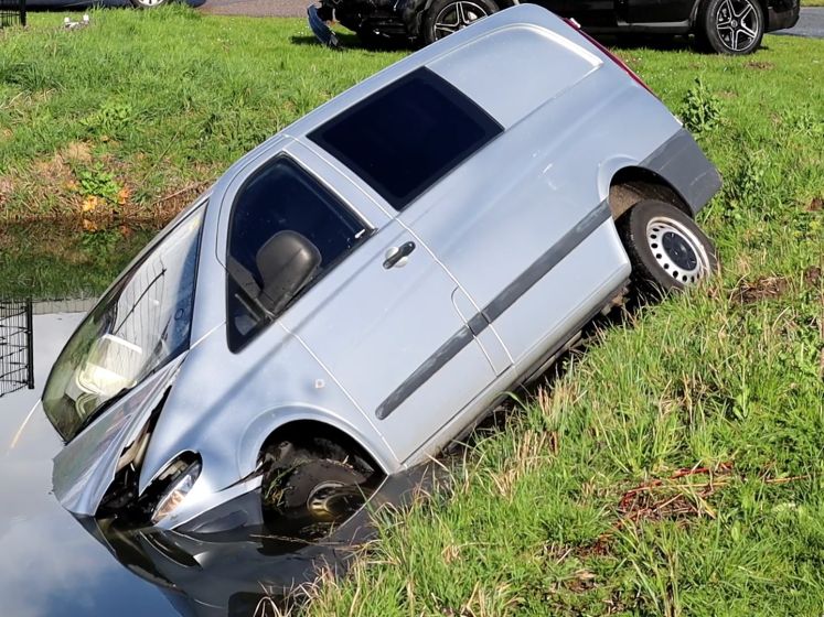 Zwaargewonde bij botsing tussen auto en busje in Waalwijk