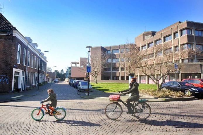 De oude laagbouwwoningen aan de Muys van Holystraat en de Singel in Dordrecht kijken straks uit op drie woontorens op de plek van de huidige kantoren.
