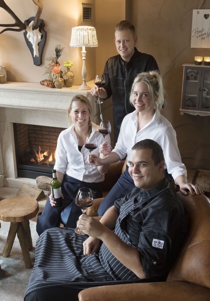 Personeel van De Postelhoek met de vrouwen Sylvia Rouwers (links) en Lotti Bartels. De mannen zijn chef-kok Pascal Rohaan (achteraan) en William Bannink.