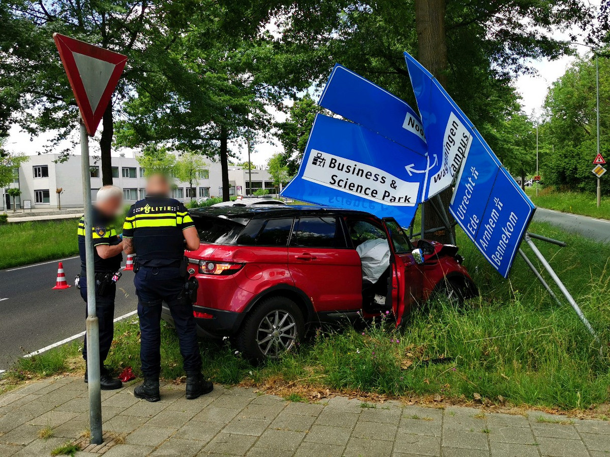 Auto ramt verkeersbord in Wageningen