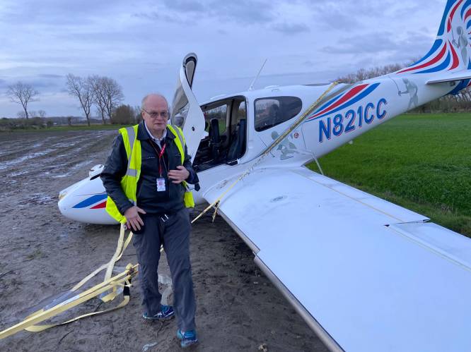 Sportvliegtuig maakt noodlanding in veld: beelden tonen hoe toestel neerkomt met parachute