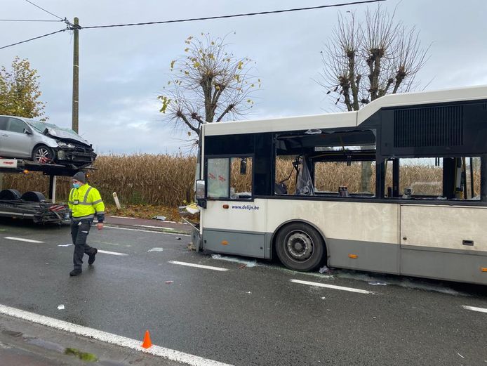 De bus reed in op een vrachtwagen op de Drogenbroodstraat in Wippelgem.