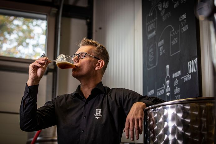 Bierbrouwer Marc van Coeverden van de Black Baron uit Nijverdal gaat zich in de toekomst meer toeleggen op het stoken van sterke dranken als gin, whisky en likeurtjes.