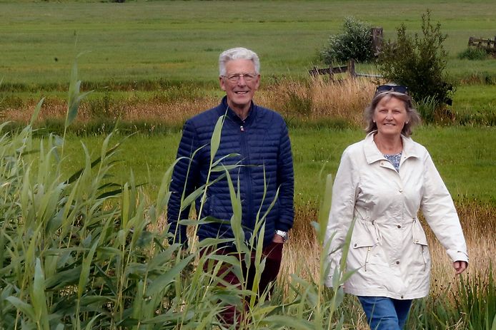Cees en Imke Pluym uit Bleskensgraaf wandelen graag in de omgeving van Brandwijk.
