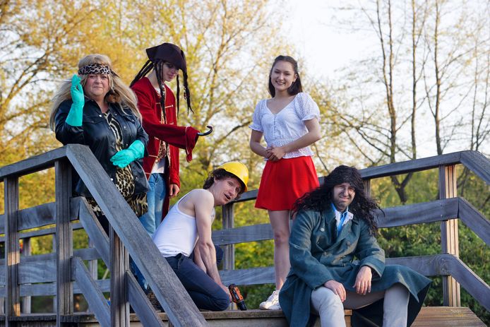 Spelers van het Roois Theater brengen De Vliegende Hollander op de locatie van Helden van Kien. Met (vlnr) Linda de Paepe, Dymas van de Sande, Emile Kalmann, Bente Smits en Rick van Ravenstein