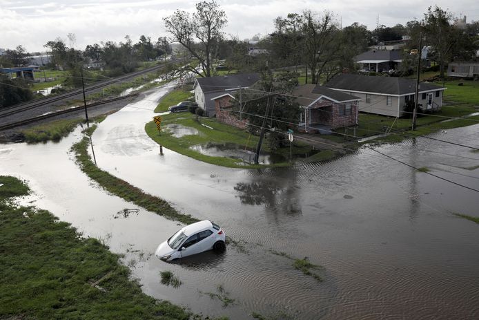 Onder water gelopen straten in Kenner, Louisiana.