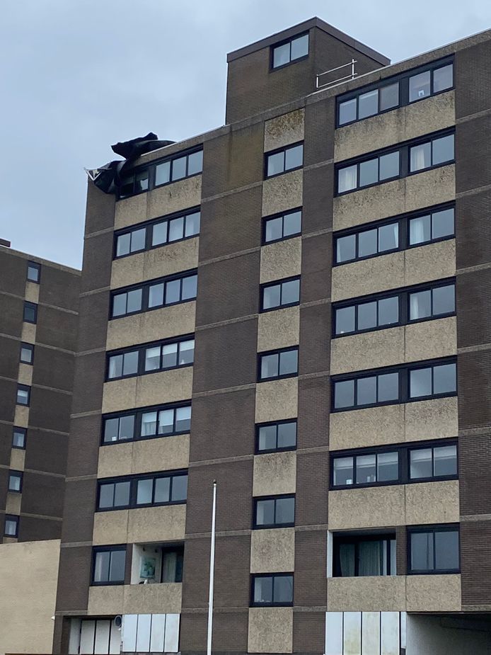 In de Kenau Hasselaarstraat is de dakbedekking van een flat losgewaaid.