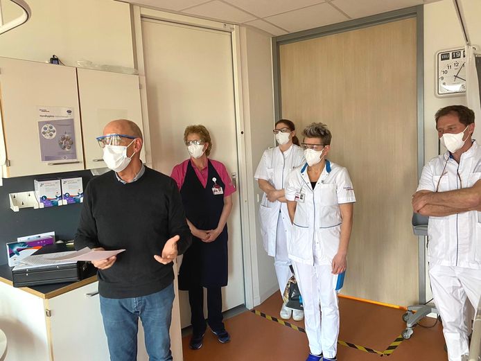 Onder het toeziend oog van vier getuigen, personeelsleden uit het ziekenhuis, voltrekt de trouwambtenaar van de gemeente Deventer het huwelijk.