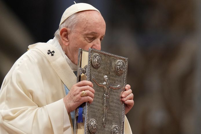 Il Papa accetta le scritture all'inizio della messa di Capodanno.